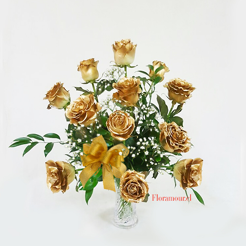 Arreglo de 12 rosas naturales con tratamiento dorado en florero de vidrio.

Disponible solo en Santiago de Chile